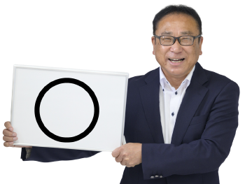 〇を掲げる男性